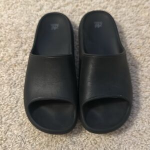 Women’s Wild Fable, slides size 9